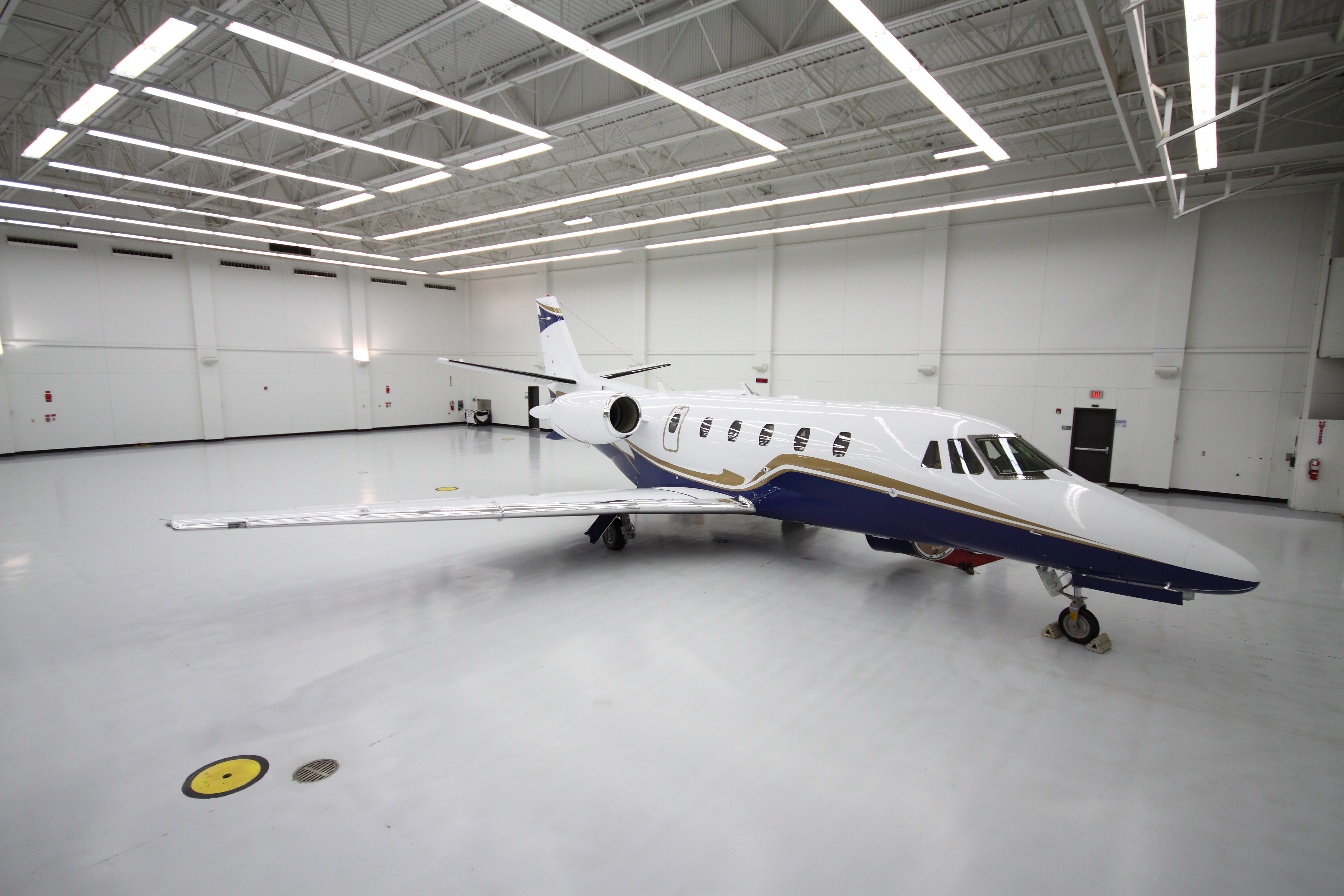 Polyurethane-finished hangar floor